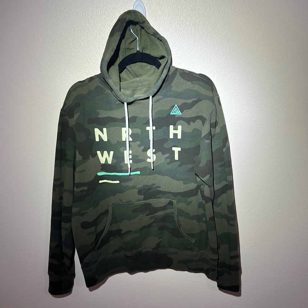 Woman’s Camo North West hoodie, from the great PNW. Size M.